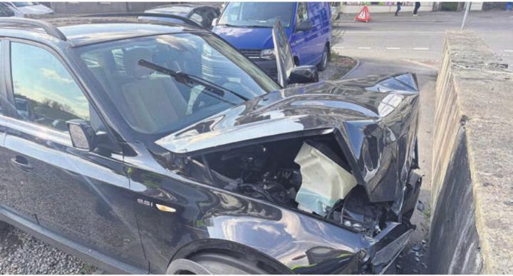 Das Auto prallte heftig in eine Stützmauer.