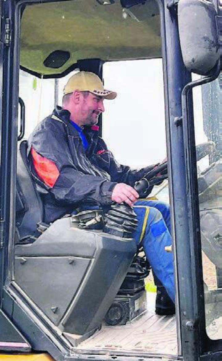 Helfer auf dem Bagger.