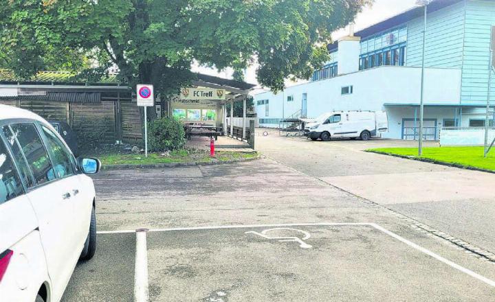 Eine der Schlüsselstellen: Mittels einer Abschrankung, die sich nur mit Schlüssel öffnen lässt, soll Autofahrern der Weg vom grossen Parkplatz Richtung Schule und auch Richtung Kindergarten versperrt werden. Bilder: Walter Minder / Archiv