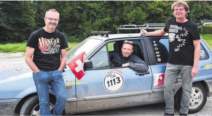 Die Brüder blicken auf eine coole Zeit zurück(v. l.): Stefan, Thomas und Beat Peter mit ihrem VW-Polo. Bilder: Monica Rast / zg