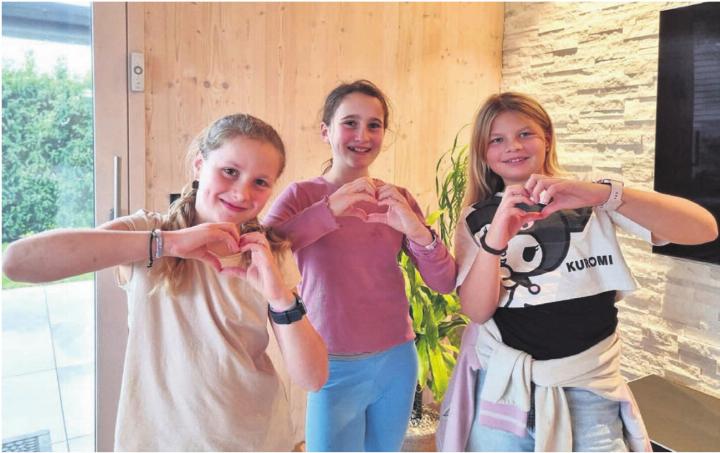 Maja und Lena Link und Lia Huber (v. l.) mit dem Herz für Kinder. Aber auch für die Besucher ihrer Aufführung. Bild: Verena Anna Wigger Maja und Lena Link und Lia Huber (v. l.) mit dem Herz für Kinder. Aber auch für die Besucher ihrer Aufführung. Bild: Verena Anna Wigger