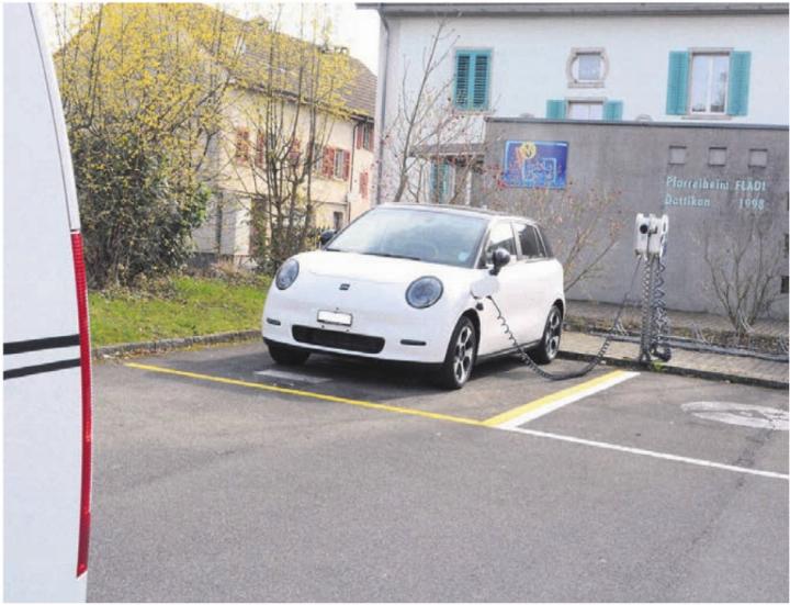 Das Elektroauto der AEW auf dem Sternenplatz in Dottikon kann noch bis Ende Oktober ausgeliehen werden, dann wird das Angebot eingestellt. Bild: chh
