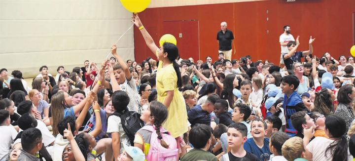 Beliebt bei Kindern: Die Ballone steigen lassen – dieses Mal waren die Flüge relativ kurz, sie reichten nur unters Dach der sanierten Junkholz-Turnhalle.