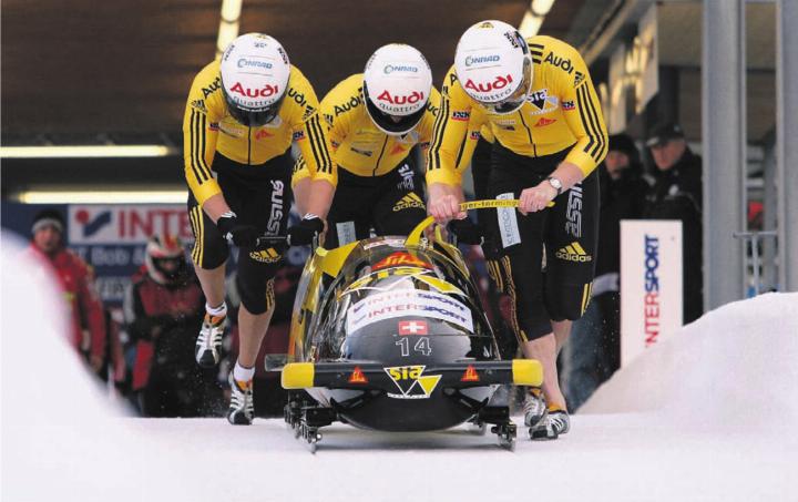 Fast schon ein Freiämter Bob: Weltcup-Einsatz im Jahr 2008 von Florian Willisegger (Mitte) zusammen mit dem Wohler Markus Lüthi (links) und dem Hägglinger Bobpiloten Daniel Schmid. Der Vierte im Bunde (verdeckt) war Thomas Küttner. Bilder: zg