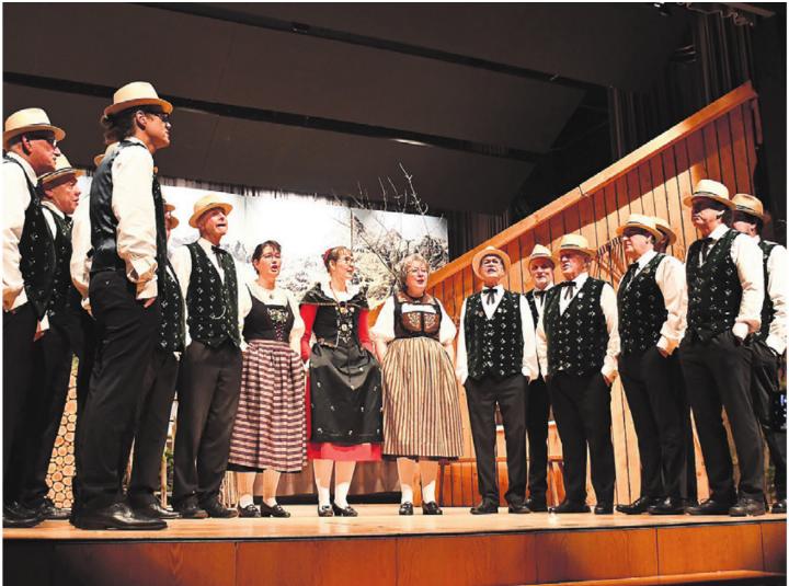 Der Jodlerklub Heimelig überzeugt mit seinem Konzertprogramm unter der Leitung von Anna Eisenhut.
