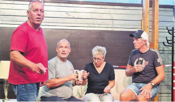 Sie proben für amüsante Theaterabende: (v. l.) Dieter Oberli, Rolf Brunold, Heidi Gisi und Marcel Forrer. Bild: zg