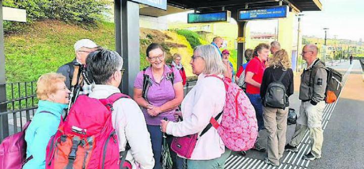 Vorfreude – am Bahnhof trafen sich die Mitglieder der Volkstanzgruppe Linden-Bild: zg