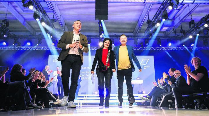 Die Übergabe des Awards war ein stimmungsvoller Moment (v. l.): Stefan Mathys (CEO Winkler), Brigitte Eble (Auftraggeberin von Endress  Hauser) und Tony Bürgisser (Winkler Key Account Manager am Standort Basel). Bilder: pd
