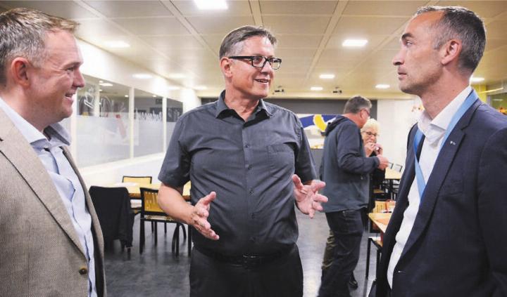 Spannender Austausch beim Apéro nach einer interessanten Betriebsführung: Marcel Kamm, Geschäftsführer der Montana Bausysteme AG (Mitte), im Gespräch mit Philippe Widmer, Präsident der Regionalgruppe Freiamt der AIHK (links), und dessen Vorstandskollege Mirko Trottmann. Bilder: Chregi Hansen / zg