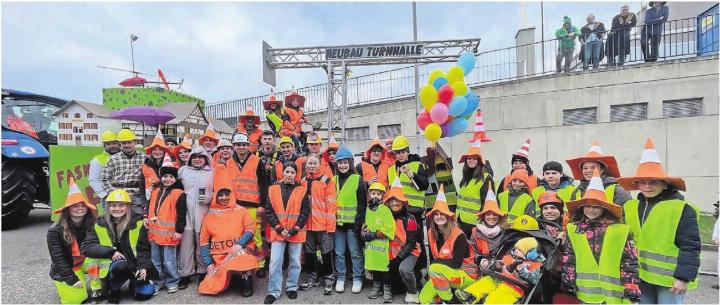 Das OK der Fasnacht Fischbach-Göslikon und seine Helfer werden dieses Jahr an verschiedenen Umzügen mit einem eigenen Wagen Werbung für ihren Fasnachtsball machen – so wie sie es zum Beispiel auch im letzten Jahr getan haben. Bild: zg