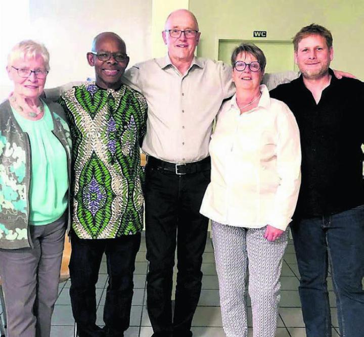Die ersten Vorstandsmitglieder des neuen Vereins sind: (v. l.) Lisbet Lang, Pater Uche Iheke, Andy Kempter, Clivia Kempter und Dominik Lang. Bild: zg
