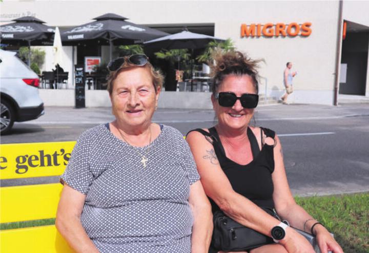 Catherina Gaeta und ihre Mutter Barbara Mazzotta nehmen gerne auf dem Plauder-Bänkli für eine kurze Rast Platz.