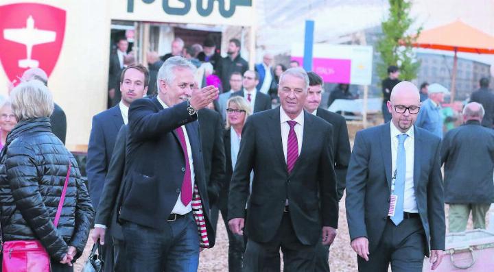 Donnerstag, 1. Oktober 2015, 17 Uhr: Alt-Bundesrat Adolf Ogi (Mitte) auf dem Rundgang durch die Gewerbeausstellung Hagewo mit dem OK-Mitglied Urs Müller (links) und OK-Präsident Gregor Maranta (rechts). Bild: Archiv/spr