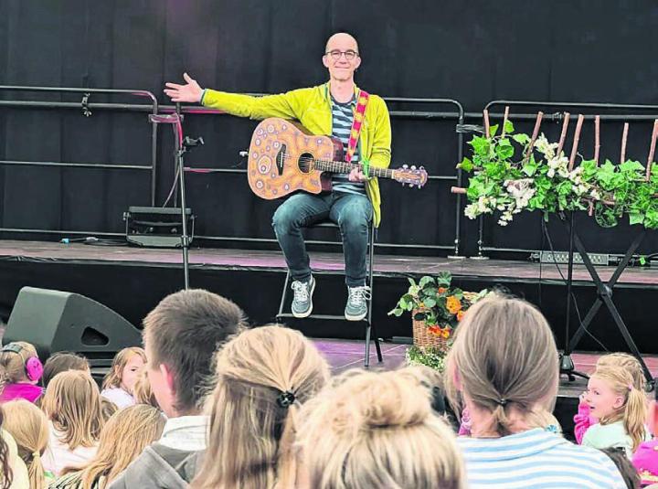 Kinderliedermacher Andrew Bond sorgt bereits am Samstagvormittag für ein grosses Highlight. Bilder: Marco Huwyler