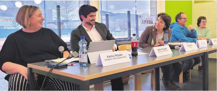 Die Traktanden für einmal im Rekordtempo abgehandelt: Der Vorstand mit (von links) Karina Rössler, Nathan Eugster, Maja Meier, Daniel Heinrich und Maria Küng bekam vonseiten der Mitglieder viel Lob für das grosse Engagement und freute sich entsprechend. Bilder: Chregi Hansen