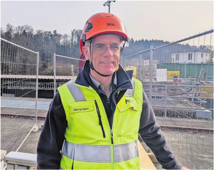 Sein Arbeitsplatz ist ab sofort auch eine Baustelle: Marcel Bieri, Betriebsleiter des Flusskraftwerks Bremgarten-Zufikon. Bild: Marco Huwyler