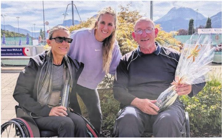 Er ist 64 Jahre alt und kein bisschen müde. Der Wohler Herbert Keller – von allen BouBou genannt – feiert an einem internationalen Turnier und an der nationalen Meisterschaft gleich mehrere schöne und unerwartete Erfolge. 
Handball. Fussball. Tennis. BouBou Keller war und ist ein Sportfanatiker. Seine Krankheit «HPS» (hereditäre spastische Paraparese) brachte ihn im Lauf der Jahre immer mehr in den Rollstuhl. Das hält den 64-Jährigen nicht davon ab, seiner Leidenschaft nachzugehen. Dem Tennis.
Ein kleines Märchen
Einst hatte er den Traum, an den Paralympics dabei zu sein, war jahrelang einer der besten Rollstuhltennisspieler der Schweiz, nahm an internationalen Turnieren im Ausland teil. Mittlerweile nimmt er es etwas ruhiger, spielt aber nach wie vor. Und er durfte nun ein kleines Märchen schreiben. Eine kleine Vorgeschichte: Vom 4. bis 7. September nimmt er an einem ITF-3-Turnier
in Sion statt. Weil das Feld so gut besetzt ist, muss er aufgrund seiner wenigen internationalen Punkte im zweiten Turnier-Tableau antreten.
Dort zeigt Keller sackstarke Leistungen, zieht im Doppel und im Einzel bis in den Final vor. Die Krönung bleibt aus. Beide Finalspiele verliert er. Immerhin: Er verbessert sich dadurch um 34 Positionen in der Weltrangliste und ist neu die Nummer 174 der Welt. Und das mit ganz wenigen internationalen Einsätzen.
Widrige Umstände
Vor wenigen Tagen war die Schweizer Meisterschaft in Bulle. «Leider kann ich zurzeit wegen einer Skoliose und einer Rippenknochenabsplitterung nur mit Schmerzmedikamenten Sport machen», sagt Keller. Die Vorzeichen standen also mässig. Aber: Herbert «BouBou» Keller stösst bei den Senioren in den Final vor und setzt sich dort in einem intensiven Duell gegen Simona Rusnak durch – und feiert den SM-Titel bei den Senioren. «Ich habe mich sehr gefreut. Und das trotz dieser Umstände», sagt Keller. «Verrückt – und das alles als Fast-Grufti», lacht er.