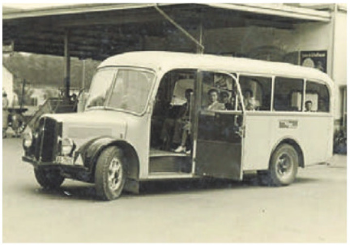 Erstes Saurer-Postauto am Bahnhof Dottikon in den 50er-Jahren. Bild: zg