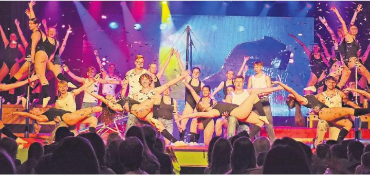 Im Tanzfieber: Die Gruppe «Sie & Er» liess den Film «Flashdance» aufleben. Auch diese Nummer war eine wahre Augenweide. Bilder: Stefan Hotz