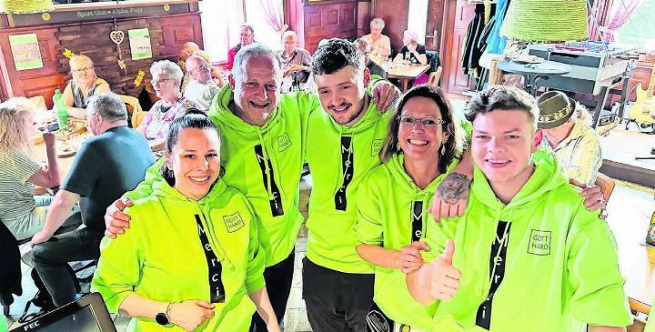 Das «Gotthard»-Team des letzten Abends. Von links: Vanity Hess, Alessandro Arreghini und Kevin, Amanda und Jannik Isenring. Bild: Stefan Sprenger