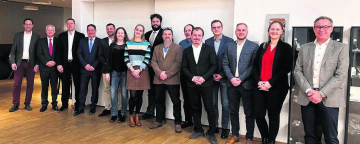 Die Nominierten für die Grossratswahlen (v. l.): Christoph Hagenbuch (bisher), René Bodmer (bisher), Roland Vogt (bisher), Mario Gratwohl (bisher), David Allenspach, Daniela Kramer, Stefanie Köpfli, Claudio Müller, Daniel Burch, Walter Stierli (bisher), Joel Stutz, Yves Blülle, Benjamin Blülle, Svenja Schmid, Mario Alini (es fehlt Yanik Nyffeler). Bild: zg