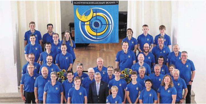 Die Boswiler Schützinnen und Schützen mit ihrer 
neuen Vereinsfahne.
Bild: zg