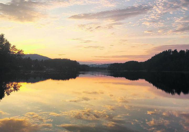 Der Himmel spiegelt sich im Wasser. Nicole Jenni aus Uezwil schickt dieses paradiesische Foto ein und schreibt dazu: «Mit dem Fischerboot den Sonnenuntergang in Norwegen geniessen».