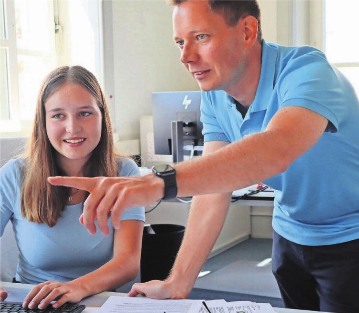 Gemeindeschreiber und Verwaltungsleiter Othmar Zihlmann legt grossen Wert auf einen guten Austausch. So auch bei der Instruktion der neuen lernenden Kauffrau Elin Reusser. Bild: vaw