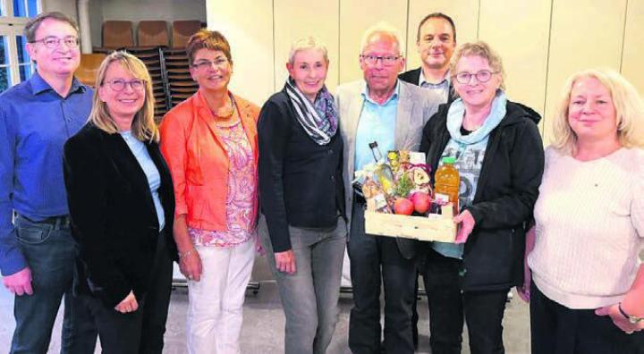 Parteileitung würdigt Abgetretene (von links): Martin Stalder, Karin Koch Wick, Rita Brem, Isabelle Huber, Bruno Sekinger, Michael Eichholzer, Elisabeth Peter, Louisa Springer. Bild: zg