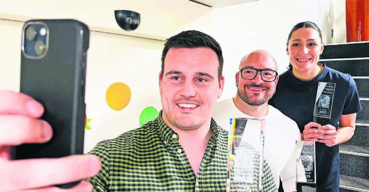 Das Siegerselfie wird zur Tradition. Es zeigt die Sieger und ihre Pokale. Joel Strebel, Roger Strasser und Daphne Gautschi. Bild: Stefan Sprenger