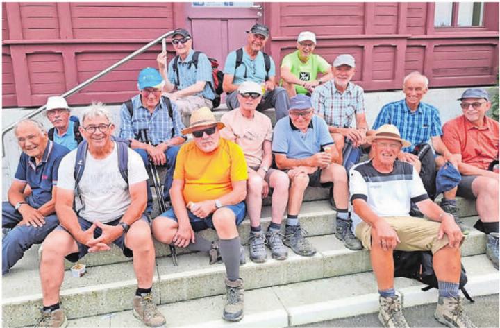 Die Männer wurden auf der Turnfahrt nicht enttäuscht: traumhafte Landschaft, ein imposantes Panorama und ein Sprung ins kühle Nass. Bild: zg