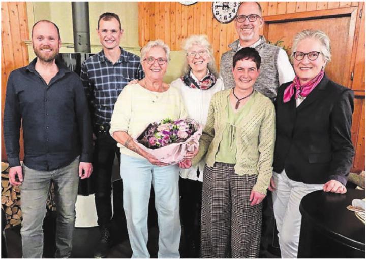 Der Vorstand (von links): Philipp Scherer (Chorleiter), Claudio Gabriel (Präses), die Jubilarin Lisebeth Huber (Präsidentin), Maya Leuthold (Noten), Christoph Peter (Werbung und Sponsoring), Sabina Gasser (Kasse) und Janique Allemann (Aktuarin). Bild: zg