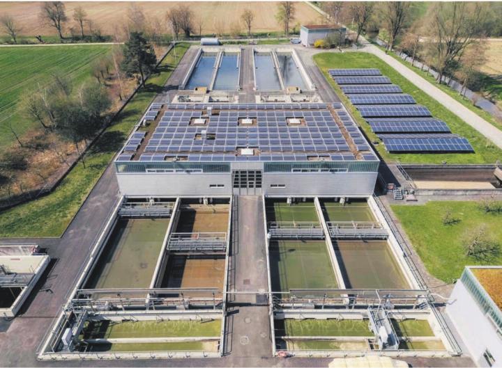 ARA in der Übersicht: Neben den bereits vorhandenen Solarpanels sollen auch die vier Nachklärbecken (ganz hinten) bestückt werden. Bilder: Richard Gähwiler / zg ARA in der Übersicht: Neben den bereits vorhandenen Solarpanels sollen auch die vier Nachklärbecken (ganz hinten) bestückt werden. Bilder: Richard Gähwiler / zg