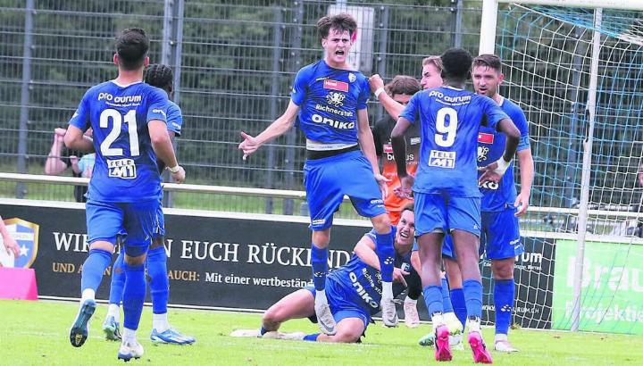 Das vielversprechende Talent Noah Jappert (Mitte, beim Jubelsprung) bleibt beim FC Wohlen. Bild: spr/Archiv