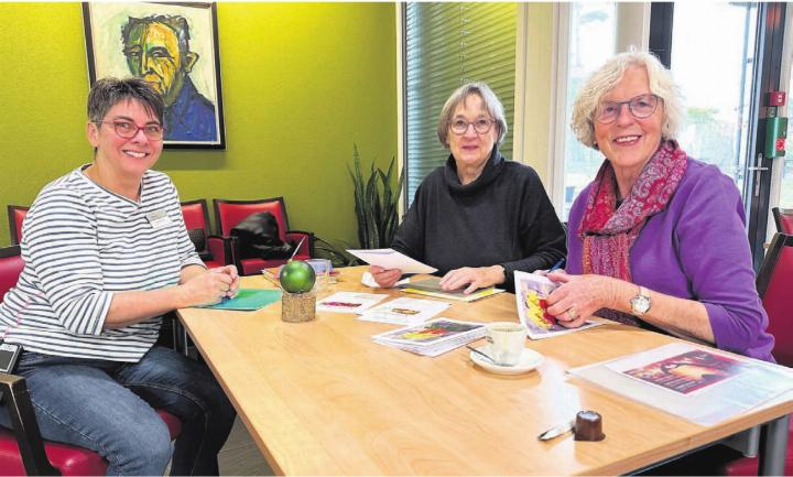Lea Bruder vom Bifang (links) nimmt mit Freude die Vergabung entgegen. Christine Freudenthaler (Vizepräsidentin) und Marianne Tannheimer (Präsidentin, rechts) vom Verein Brockenstube übergeben die Gutscheine.
Bild: Stefan Sprenger Lea Bruder vom Bifang (links) nimmt mit Freude die Vergabung entgegen. Christine Freudenthaler (Vizepräsidentin) und Marianne Tannheimer (Präsidentin, rechts) vom Verein Brockenstube übergeben die Gutscheine.
Bild: Stefan Sprenger