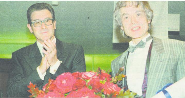 Ehre für den Freiämter Schriftsteller und Publizist Ernst Halter (rechts). Aus den Händen von Jurymitglied Walter Bolleter konnte er den Aargauer Literaturpreis in Empfang nehmen. Bild: Archiv