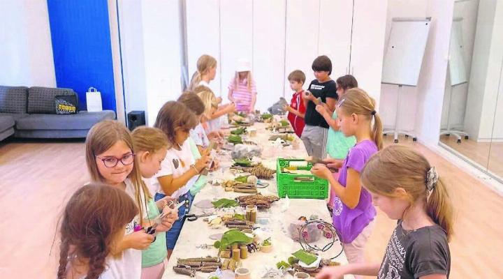 «Sommergirlanden aus Alublech und Schwemmholz», durchgeführt im Verein für Jugend und Freizeit in Wohlen. Bild: Katharina Meier