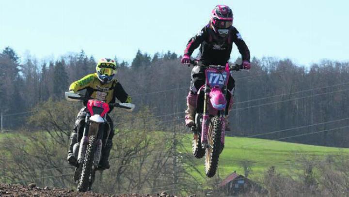 Einmal mehr gab es am Motocross wagemutige Sprünge zu sehen. Bild: jl