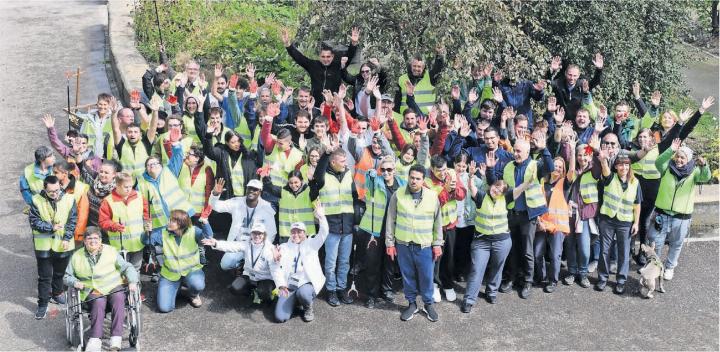 Gleich geht es los: Die Personen der Integra in Wohlen starteten voller Vorfreude in die Clean-up-Day-Aktion. Bild: Daniel Marti