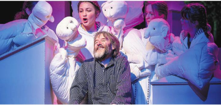 Auch in der letzten Villmerger Produktion «Under em Milchwald» glänzte Niklaus Meyer sowohl auf wie hinter der Bühne. Bild: Redaktion Auch in der letzten Villmerger Produktion «Under em Milchwald» glänzte Niklaus Meyer sowohl auf wie hinter der Bühne. Bild: Redaktion