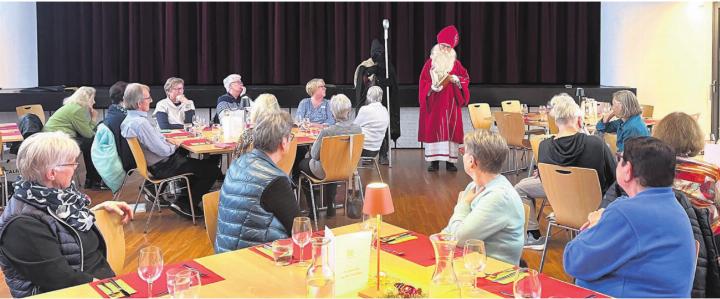 Auch der Samichlaus kam zu Besuch. «Im Buch hat es nicht genügend Platz, um all das Positive aufzuschreiben», erklärte er. Bilder: Walter Minder