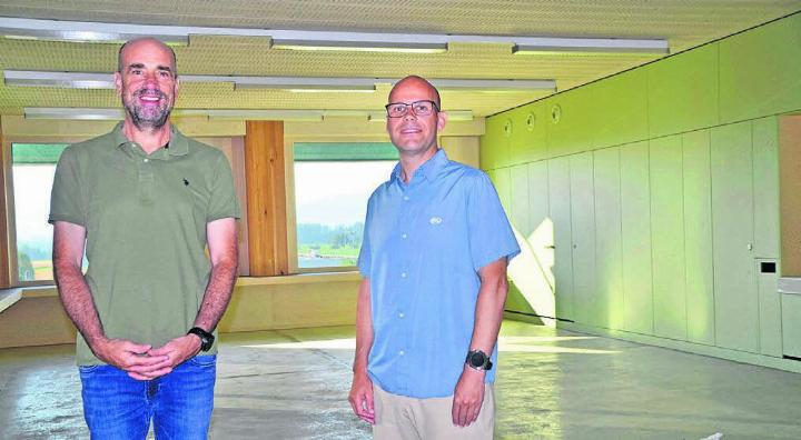 Hell und mit Ausblick: Gemeinderat Kevin Vaes (l.) und Daniel Minikus, Leiter der Abteilung Immobilien, in einem der beiden Klassenräume im Obergeschoss des neuen Schulhauses Merenschwand. Bilder: Thomas Stöckli
