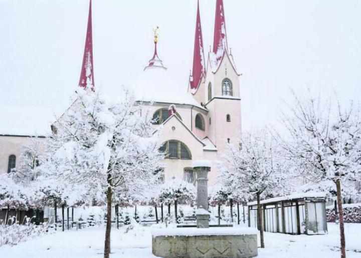 Das Kloster Muri trägt ein Winterkleid.