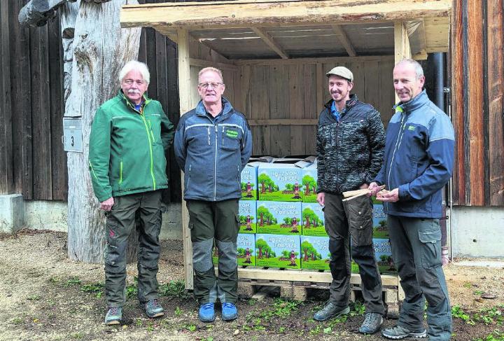 Sie freuen sich über die Erweiterung des Projekts, von links: Urs Gsell, Forstbetrieb Suhrental-Ruedertal, Kurt Vogt, Forstbetrieb Gebenstorf, Moritz Fischer, Forstbetrieb Wettingen, und Stefan Staubli, Holzenergie Freiamt. Bild: zg