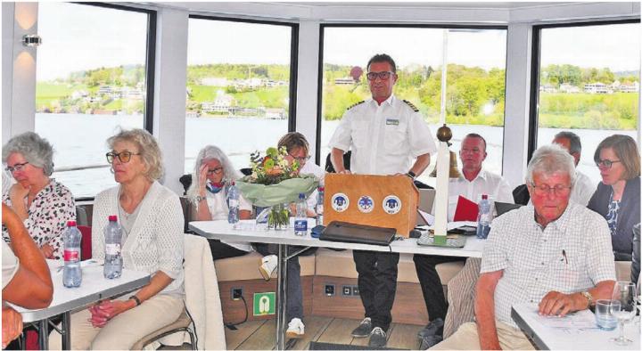 GV mitten auf dem See: Geschäftsführer Ueli Haller berichtet über das vergangene Jahr. Bilder: Monica Rast