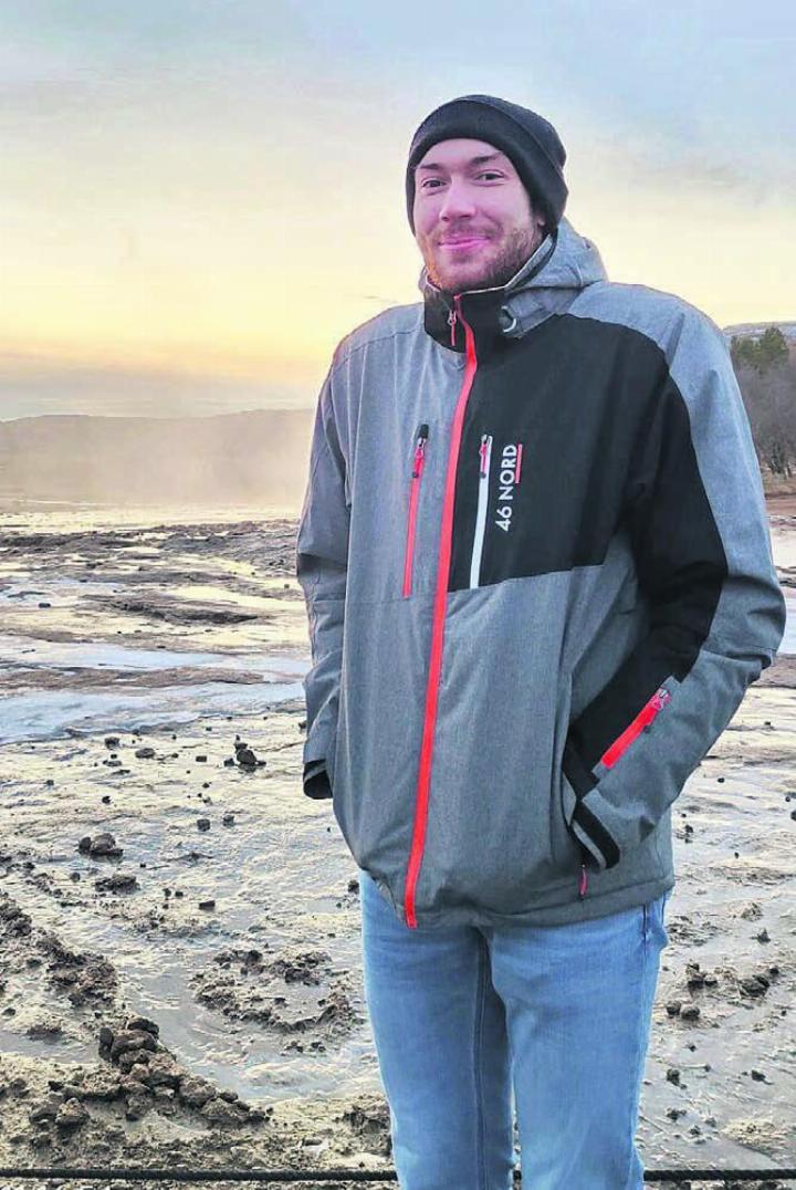 Laurent Zoccoletti schlottert vor einem heissen Geysir. Bilder: zg