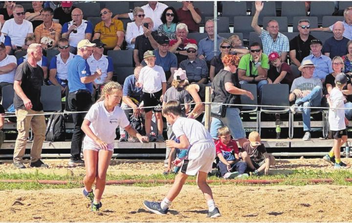 Schweizer Meisterschaft im Nationalturnen 2025 in Villmergen. Toller Sport (hier Ringen im Sägemehl) mit voller Tribüne. Bild: spr/Archiv