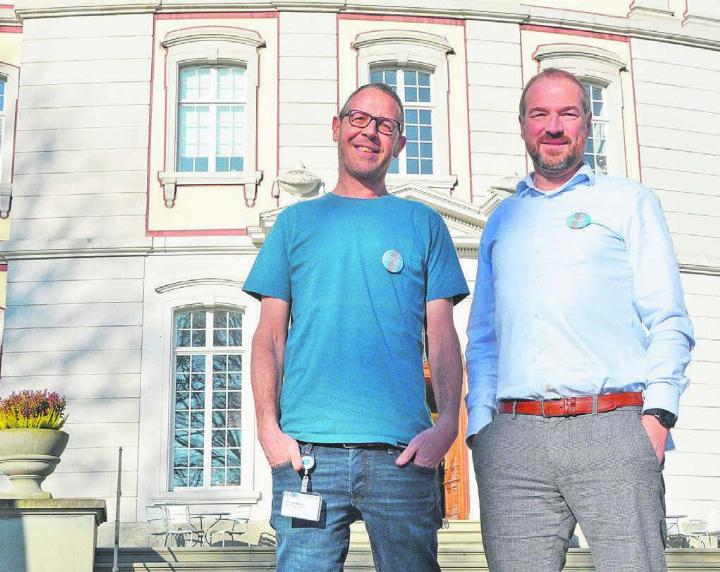 Hinter und vor der Pflegi-Fassade spielt sich ganz vieles ab. Diese Vielfalt zu zeigen, das ist eines der Ziele des Frühlingsfestes. Thomas Weber (Leiter Kommunikation und Marketing, links) und Dennis Lehmann (Leiter Hotellerie) freuen sich auf den Grossanlass Ende Mai. Bild: Annemarie Keusch