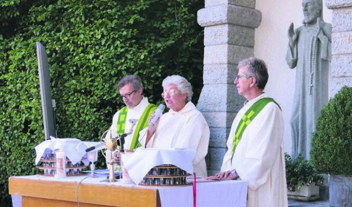 Pfarrer Theo Pindl, Pfarrerin Brigitte Oegerli und Diakon Hans-Peter Stierli (von links) zelebrierten den Gottesdienst vor dem Denkmal von Bruder Klaus. Bild: tre