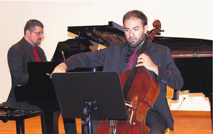 Maestro und Pianist Héctor Ocampo füllt in Mexiko die Konzertsäle. Nun spielt er in Wohlen mit dem talentierten Cellisten Jorge Carrión. Bild: pd
